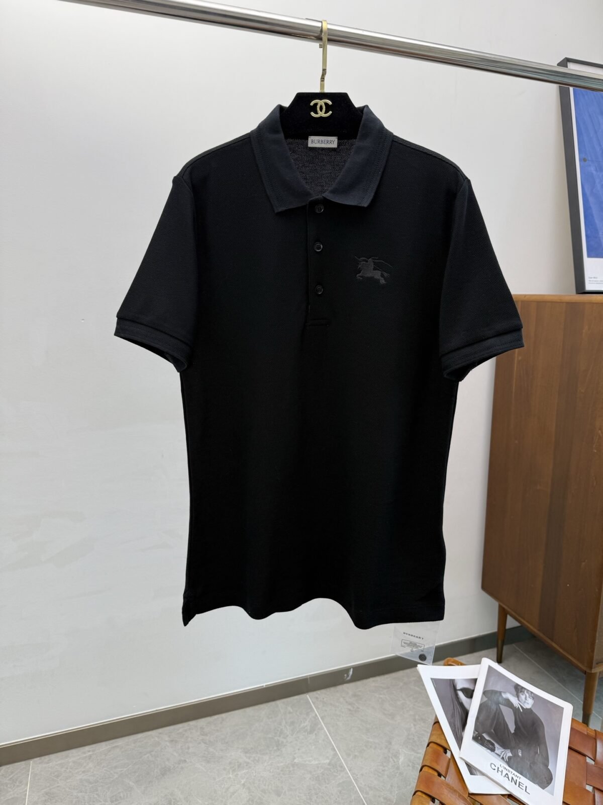 ⁦تيشيرت بولو قصير من قطن بيكيه مطرز بشعار حصان الحرب من بربري⁩ - الصورة ⁦6⁩