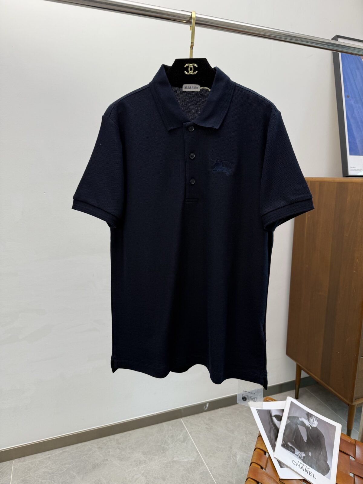 ⁦تيشيرت بولو قصير من قطن بيكيه مطرز بشعار حصان الحرب من بربري⁩ - الصورة ⁦5⁩