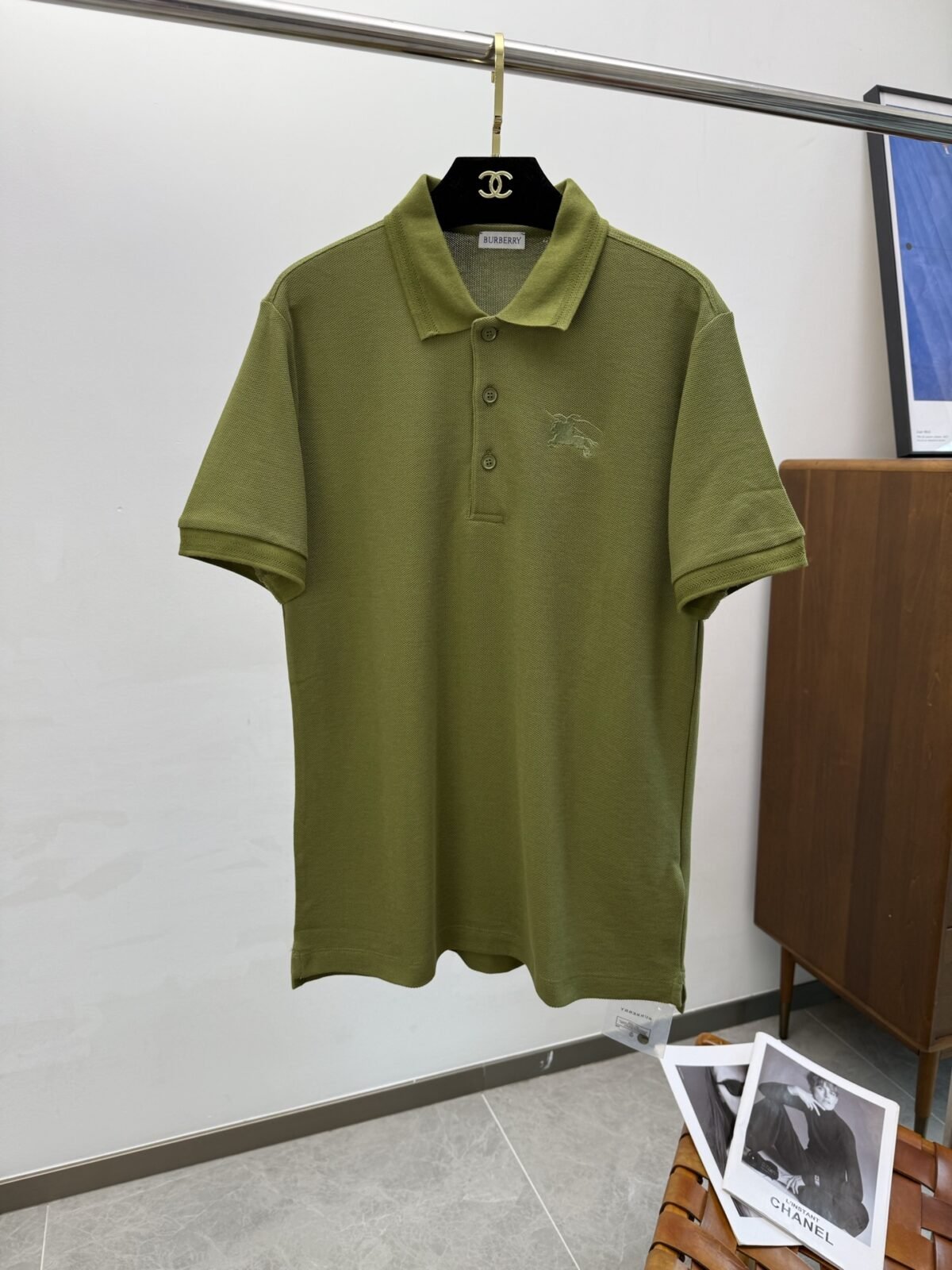 ⁦تيشيرت بولو قصير من قطن بيكيه مطرز بشعار حصان الحرب من بربري⁩ - الصورة ⁦4⁩