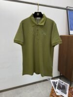 ⁦تيشيرت بولو قصير من قطن بيكيه مطرز بشعار حصان الحرب من بربري⁩ - الصورة ⁦4⁩