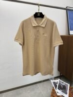 ⁦تيشيرت بولو قصير من قطن بيكيه مطرز بشعار حصان الحرب من بربري⁩ - الصورة ⁦3⁩