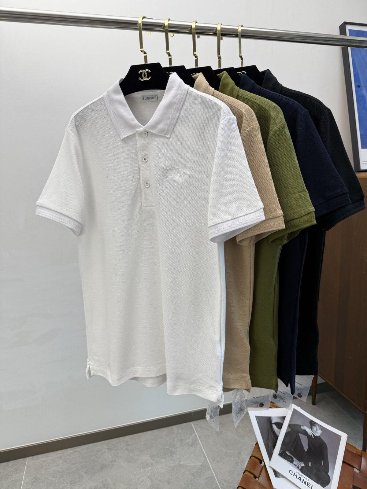 ⁦تيشيرت بولو قصير من قطن بيكيه مطرز بشعار حصان الحرب من بربري⁩ - الصورة ⁦1⁩