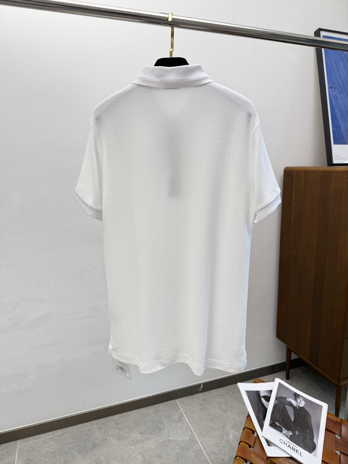 ⁦تيشيرت بولو قصير من قطن بيكيه مطرز بشعار حصان الحرب من بربري⁩ - الصورة ⁦7⁩