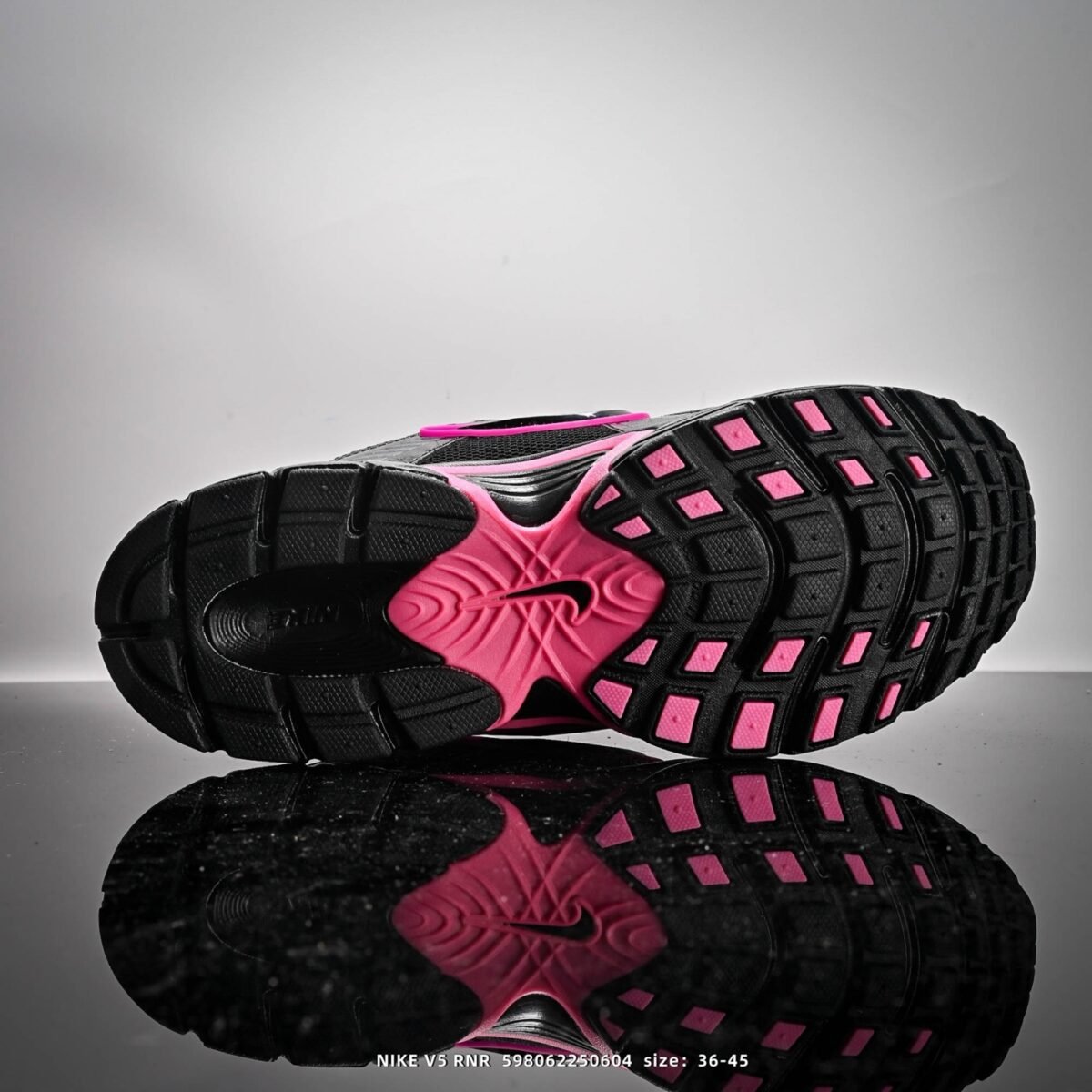 ⁦حذاء NIKE V5 RNR⁩ - الصورة ⁦3⁩