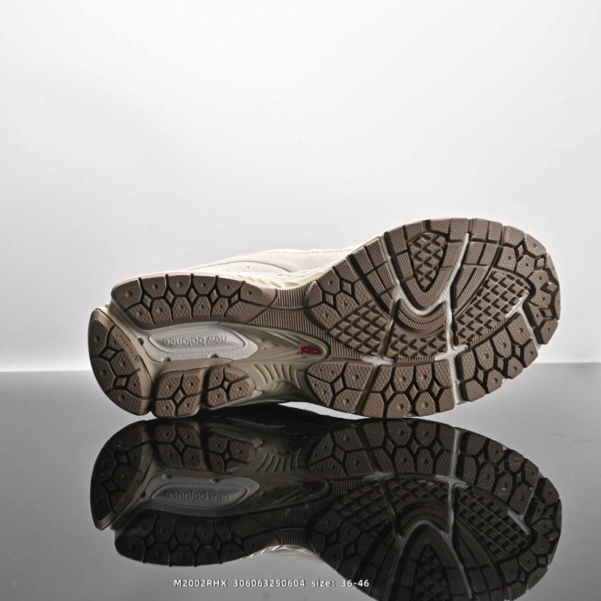 ⁦حذاء New Balance M2002RHX⁩ - الصورة ⁦3⁩