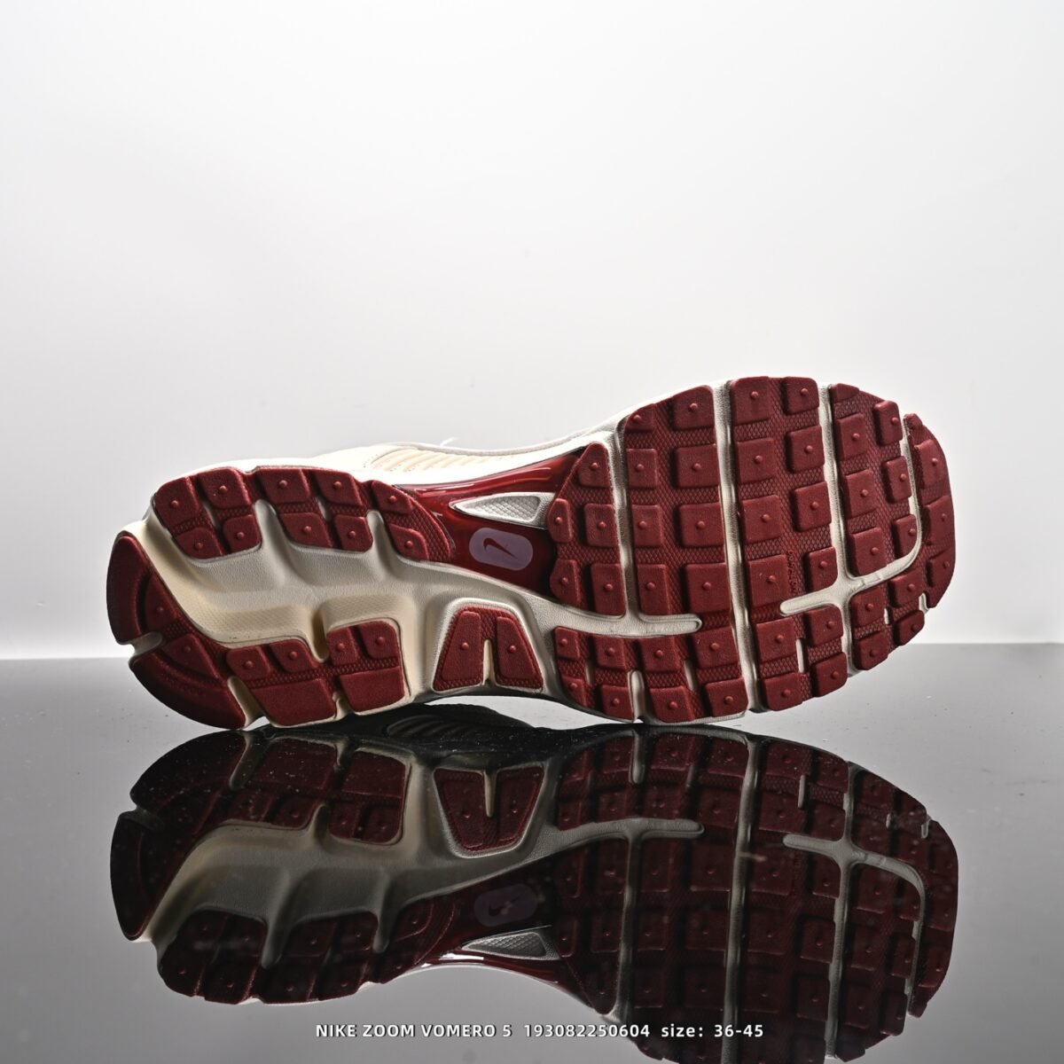 ⁦حذاء Nike Air Zoom Vomero 5⁩ - الصورة ⁦3⁩