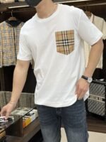 ⁦تيشيرت بربري الجديد بياقة دائرية وأكمام قصيرة وجيب بتصميم شعار مميز⁩ - الصورة ⁦6⁩