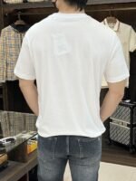 ⁦تيشيرت بربري الجديد بياقة دائرية وأكمام قصيرة وجيب بتصميم شعار مميز⁩ - الصورة ⁦5⁩