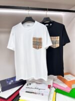 تيشيرت بربري الجديد بياقة دائرية وأكمام قصيرة وجيب بتصميم شعار مميز