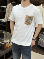 ⁦تيشيرت بربري الجديد بياقة دائرية وأكمام قصيرة وجيب بتصميم شعار مميز⁩ - الصورة ⁦3⁩