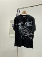 تيشيرت بربري عصري وعملي، بياقة دائرية وأكمام قصيرة.