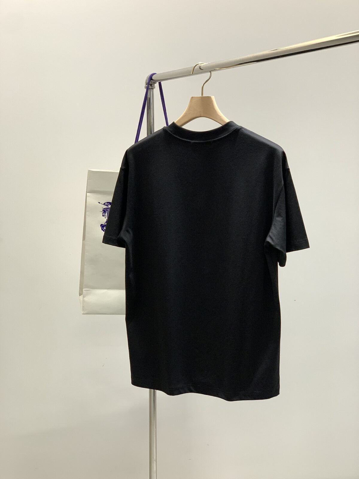 ⁦تيشيرت بربري عصري وعملي، بياقة دائرية وأكمام قصيرة.⁩ - الصورة ⁦3⁩