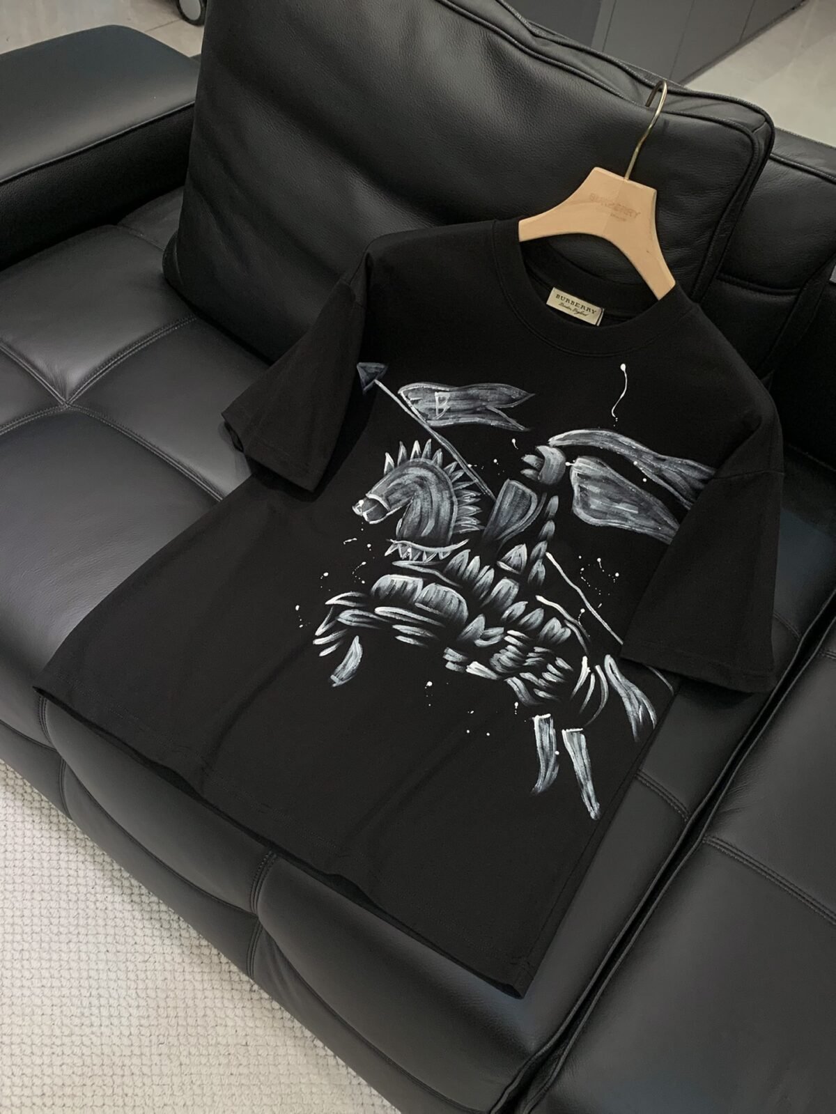 ⁦تيشيرت بربري عصري وعملي، بياقة دائرية وأكمام قصيرة.⁩ - الصورة ⁦4⁩