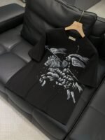 ⁦تيشيرت بربري عصري وعملي، بياقة دائرية وأكمام قصيرة.⁩ - الصورة ⁦4⁩