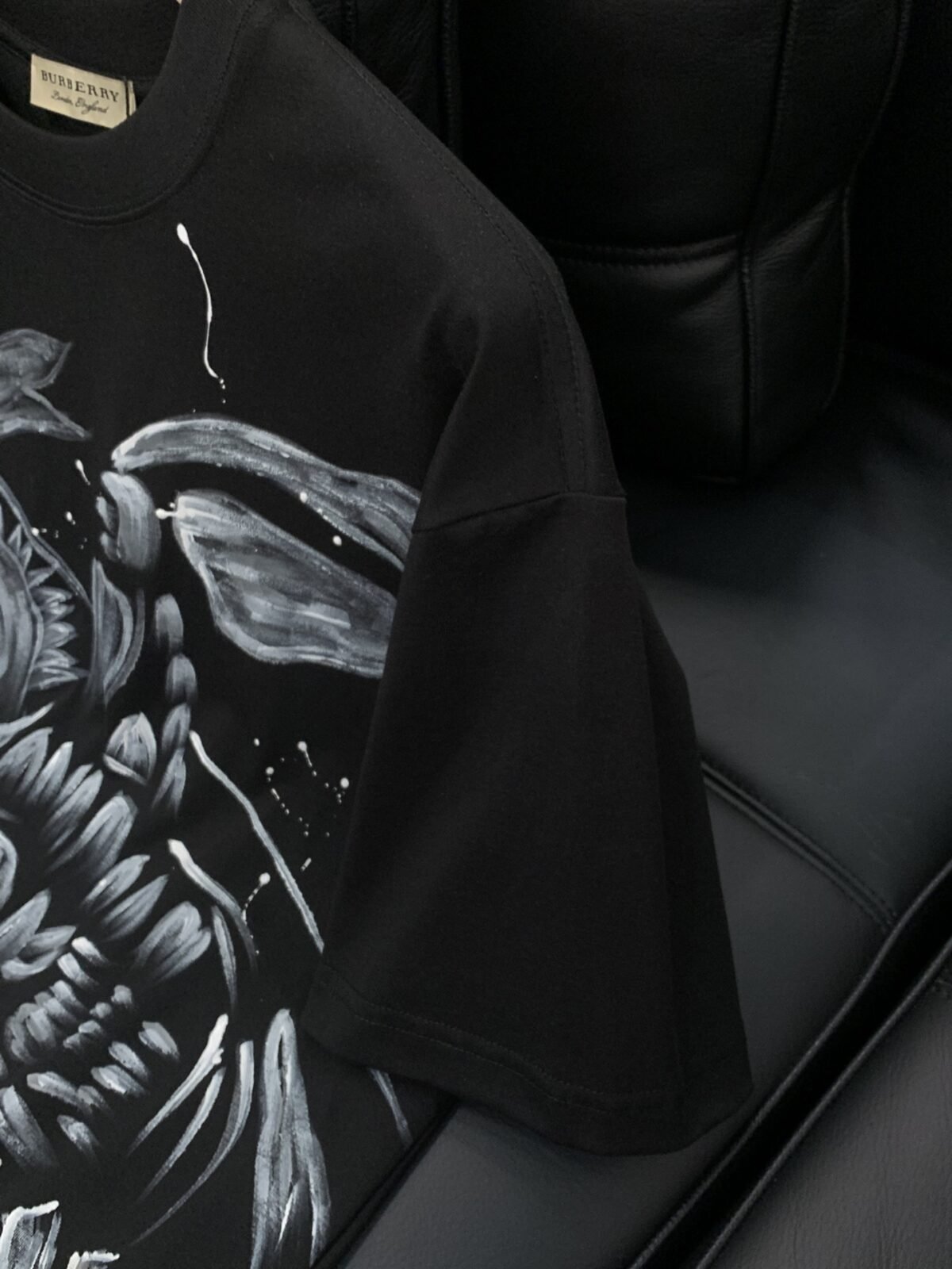 ⁦تيشيرت بربري عصري وعملي، بياقة دائرية وأكمام قصيرة.⁩ - الصورة ⁦5⁩