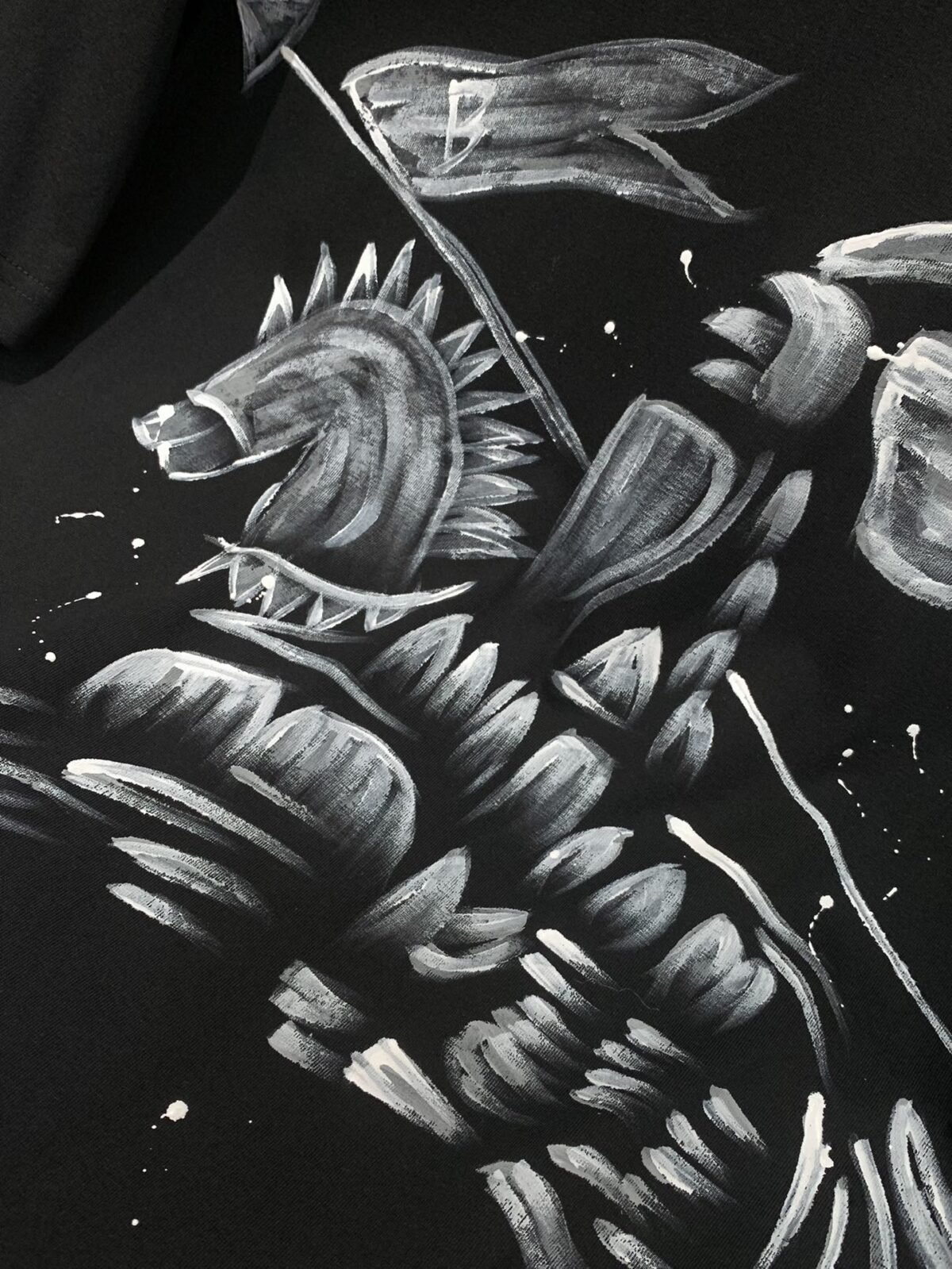 ⁦تيشيرت بربري عصري وعملي، بياقة دائرية وأكمام قصيرة.⁩ - الصورة ⁦6⁩