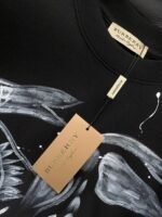 ⁦تيشيرت بربري عصري وعملي، بياقة دائرية وأكمام قصيرة.⁩ - الصورة ⁦7⁩