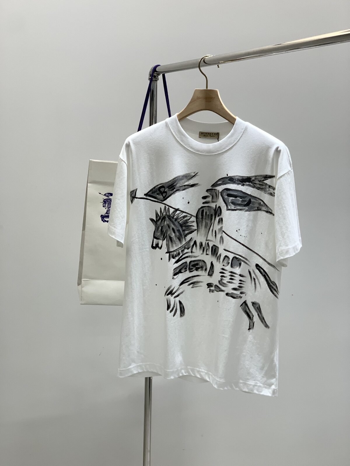 ⁦تيشيرت بربري عصري وعملي، بياقة دائرية وأكمام قصيرة.⁩ - الصورة ⁦2⁩