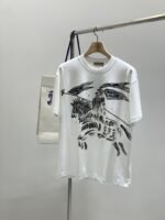 ⁦تيشيرت بربري عصري وعملي، بياقة دائرية وأكمام قصيرة.⁩ - الصورة ⁦2⁩