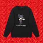 ⁦سويت شيرت مطبوع بياقة دائرية من لويس فويتون⁩ - الصورة ⁦3⁩