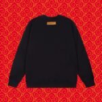 ⁦سويت شيرت مطبوع بياقة دائرية من لويس فويتون⁩ - الصورة ⁦4⁩