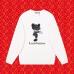 ⁦سويت شيرت مطبوع بياقة دائرية من لويس فويتون⁩ - الصورة ⁦2⁩