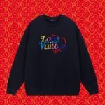 ⁦سويت شيرت مطبوع بياقة دائرية من لويس فويتون⁩ - الصورة ⁦2⁩