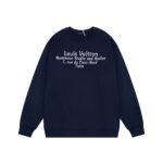 بلوفر كلاسيكي جديد من لويس فويتون، بياقة دائرية، بنقشة حروف من الأمام والخلف.