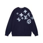 بلوفر كلاسيكي جديد من لويس فويتون، بياقة دائرية، بنقشة حروف من الأمام والخلف.