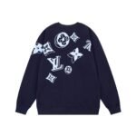 ⁦بلوفر كلاسيكي جديد من لويس فويتون، بياقة دائرية، بنقشة حروف من الأمام والخلف.⁩ - الصورة ⁦2⁩