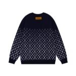 ⁦بلوفر كلاسيكي جديد من لويس فويتون، بياقة دائرية، بنقشة حروف من الأمام والخلف.⁩ - الصورة ⁦2⁩