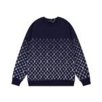 بلوفر كلاسيكي جديد من لويس فويتون، بياقة دائرية، بنقشة حروف من الأمام والخلف.