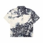 ⁦قميص لويس فويتون جينز بأكمام قصيرة، بطبعة زهور قديمة غير منتظمة، بطبعة كاملة.⁩ - الصورة ⁦2⁩