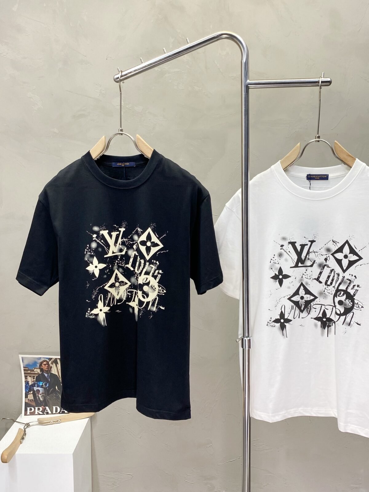 ⁦تيشيرت لويس فويتون رجالي جديد كاجوال بأكمام قصيرة⁩ - الصورة ⁦3⁩