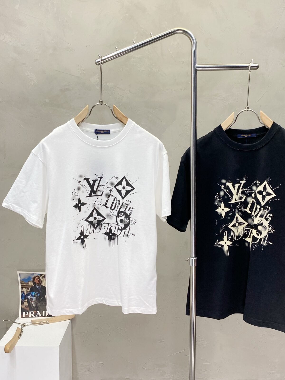 ⁦تيشيرت لويس فويتون رجالي جديد كاجوال بأكمام قصيرة⁩ - الصورة ⁦2⁩