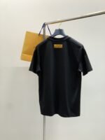 ⁦تيشيرت لويس فويتون أنيق وعملي بياقة دائرية وأكمام قصيرة⁩ - الصورة ⁦3⁩