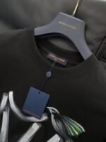 ⁦تيشيرت لويس فويتون أنيق وعملي بياقة دائرية وأكمام قصيرة⁩ - الصورة ⁦5⁩