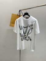 ⁦تيشيرت لويس فويتون أنيق وعملي بياقة دائرية وأكمام قصيرة⁩ - الصورة ⁦2⁩