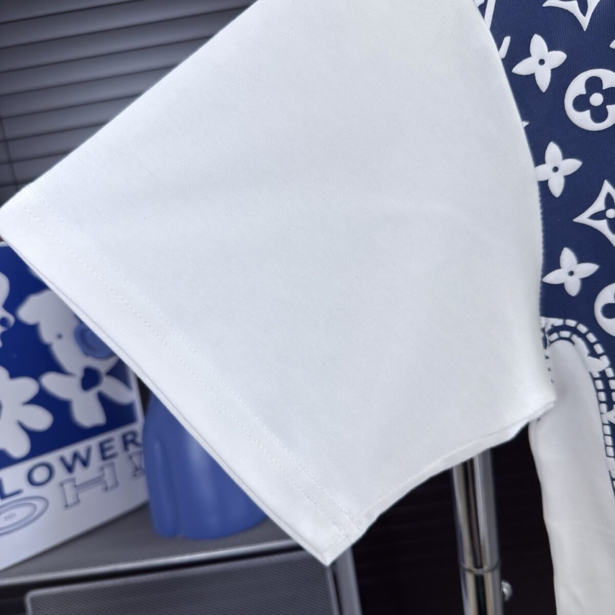 ⁦تيشيرت كلاسيكي بأكمام قصيرة وياقة مستديرة من لويس فويتون⁩ - الصورة ⁦6⁩