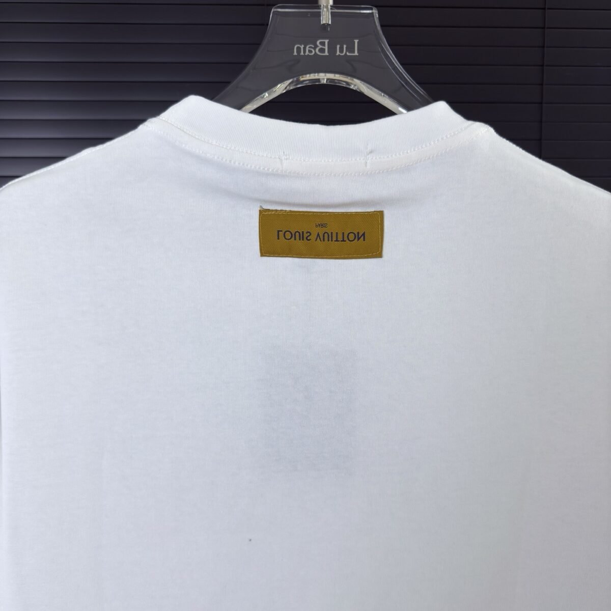 ⁦تيشيرت كلاسيكي بأكمام قصيرة وياقة مستديرة من لويس فويتون⁩ - الصورة ⁦7⁩