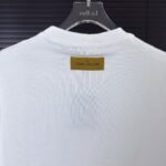 ⁦تيشيرت كلاسيكي بأكمام قصيرة وياقة مستديرة من لويس فويتون⁩ - الصورة ⁦7⁩