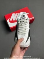 ⁦حذاء Nike Shox OG⁩ - الصورة ⁦2⁩