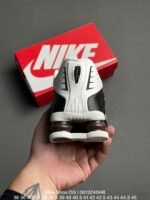 ⁦حذاء Nike Shox OG⁩ - الصورة ⁦4⁩