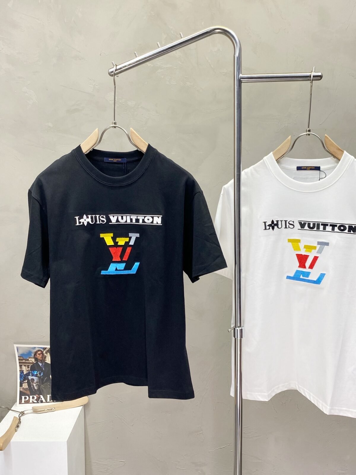 ⁦تيشيرت لويس فويتون رجالي جديد كاجوال بأكمام قصيرة⁩ - الصورة ⁦2⁩