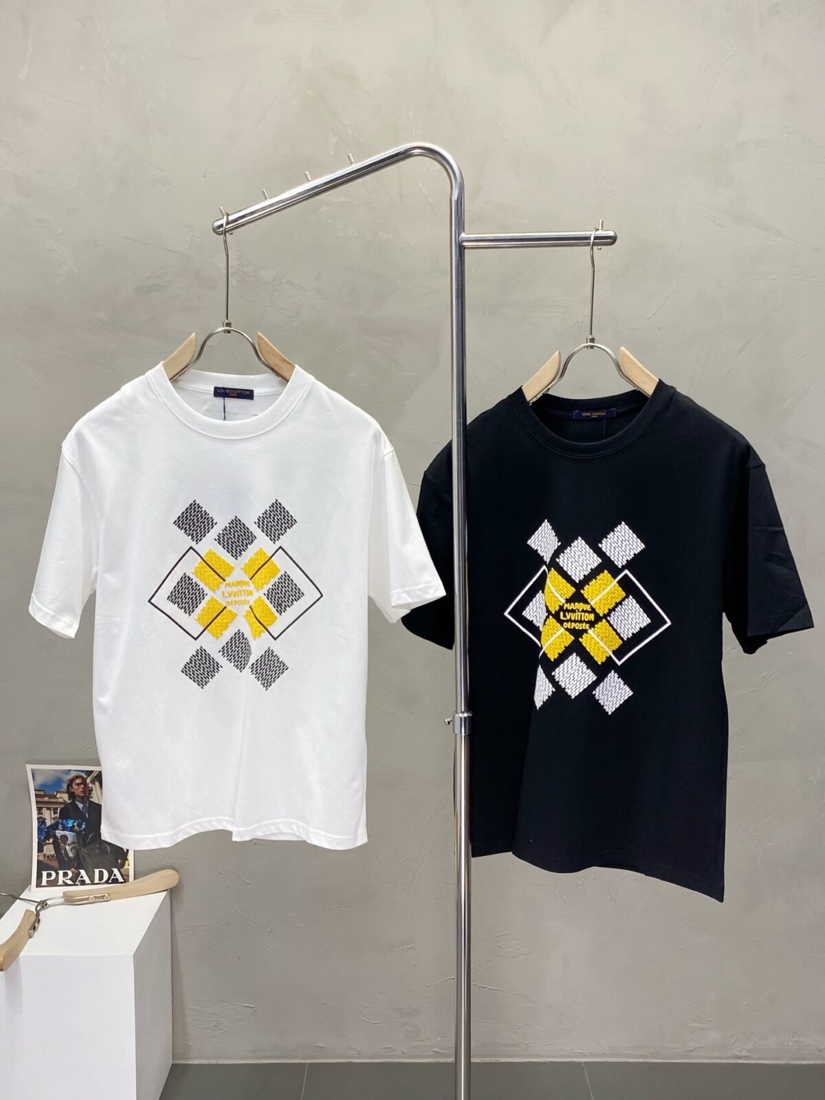 ⁦تيشيرت لويس فويتون رجالي جديد كاجوال بأكمام قصيرة⁩ - الصورة ⁦1⁩