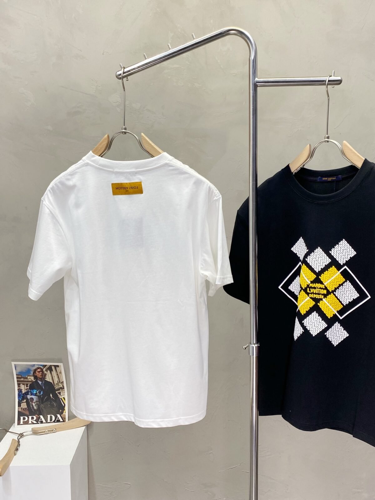 ⁦تيشيرت لويس فويتون رجالي جديد كاجوال بأكمام قصيرة⁩ - الصورة ⁦4⁩