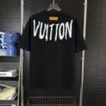 ⁦تيشيرت لويس فويتون كلاسيكي بتطريز صغير على الصدر، بياقة دائرية وأكمام قصيرة، مزين بعقد وأحرف.⁩ - الصورة ⁦3⁩