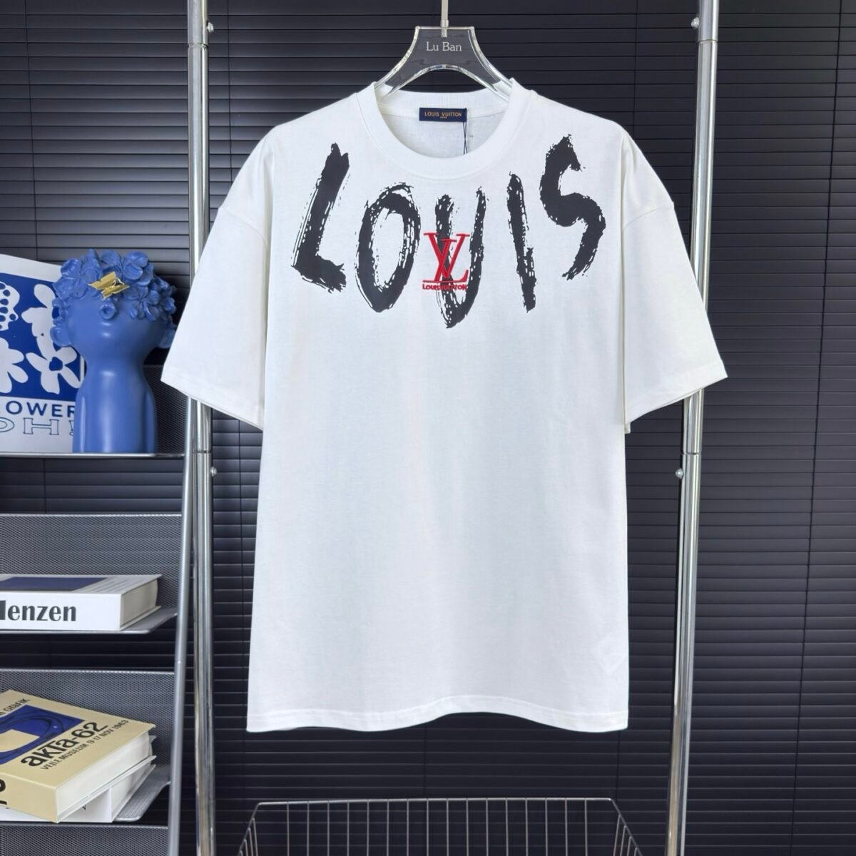 ⁦تيشيرت لويس فويتون كلاسيكي بتطريز صغير على الصدر، بياقة دائرية وأكمام قصيرة، مزين بعقد وأحرف.⁩ - الصورة ⁦2⁩