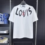 ⁦تيشيرت لويس فويتون كلاسيكي بتطريز صغير على الصدر، بياقة دائرية وأكمام قصيرة، مزين بعقد وأحرف.⁩ - الصورة ⁦2⁩