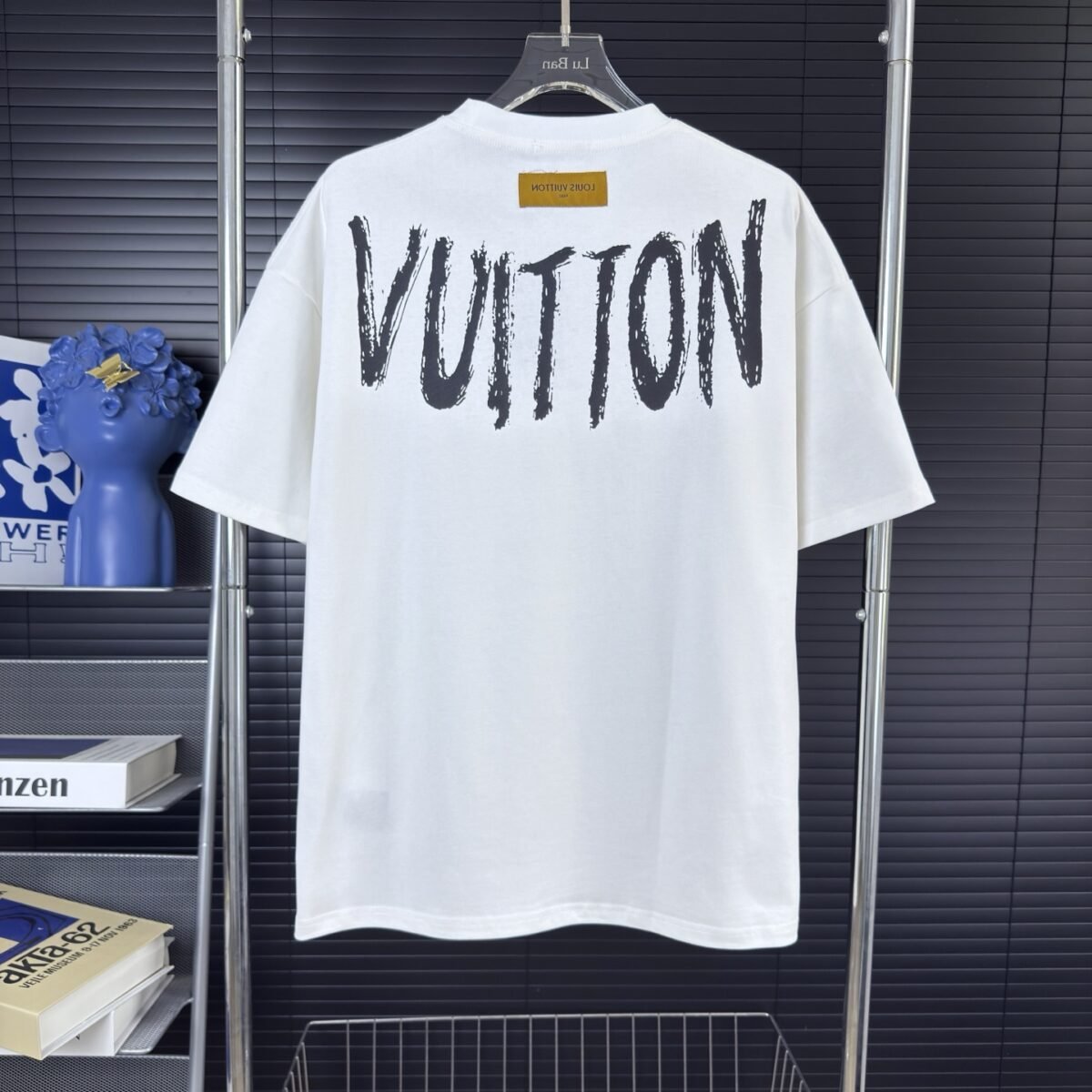 ⁦تيشيرت لويس فويتون كلاسيكي بتطريز صغير على الصدر، بياقة دائرية وأكمام قصيرة، مزين بعقد وأحرف.⁩ - الصورة ⁦4⁩